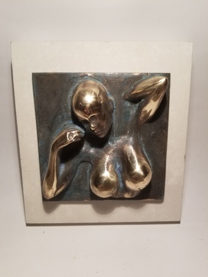 Buste de femme sortant de la matière1