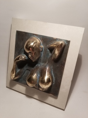 Buste de femme sortant de la matière2