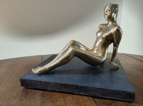 Femme assise au sol (Aurore)