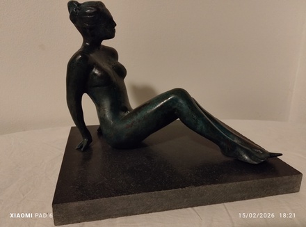 Femme assise au sol (Aurore)2