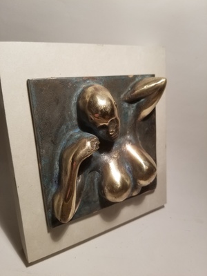 Buste de femme sortant de la matière3