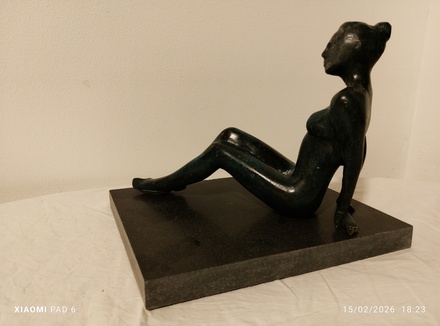 Femme assise au sol (Aurore)3