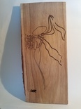 Silhouette de femme élégante au bouquet vue de dos