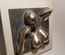 Buste de femme sortant de la matière