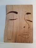 Visage de femme souriante avec les yeux fermés
