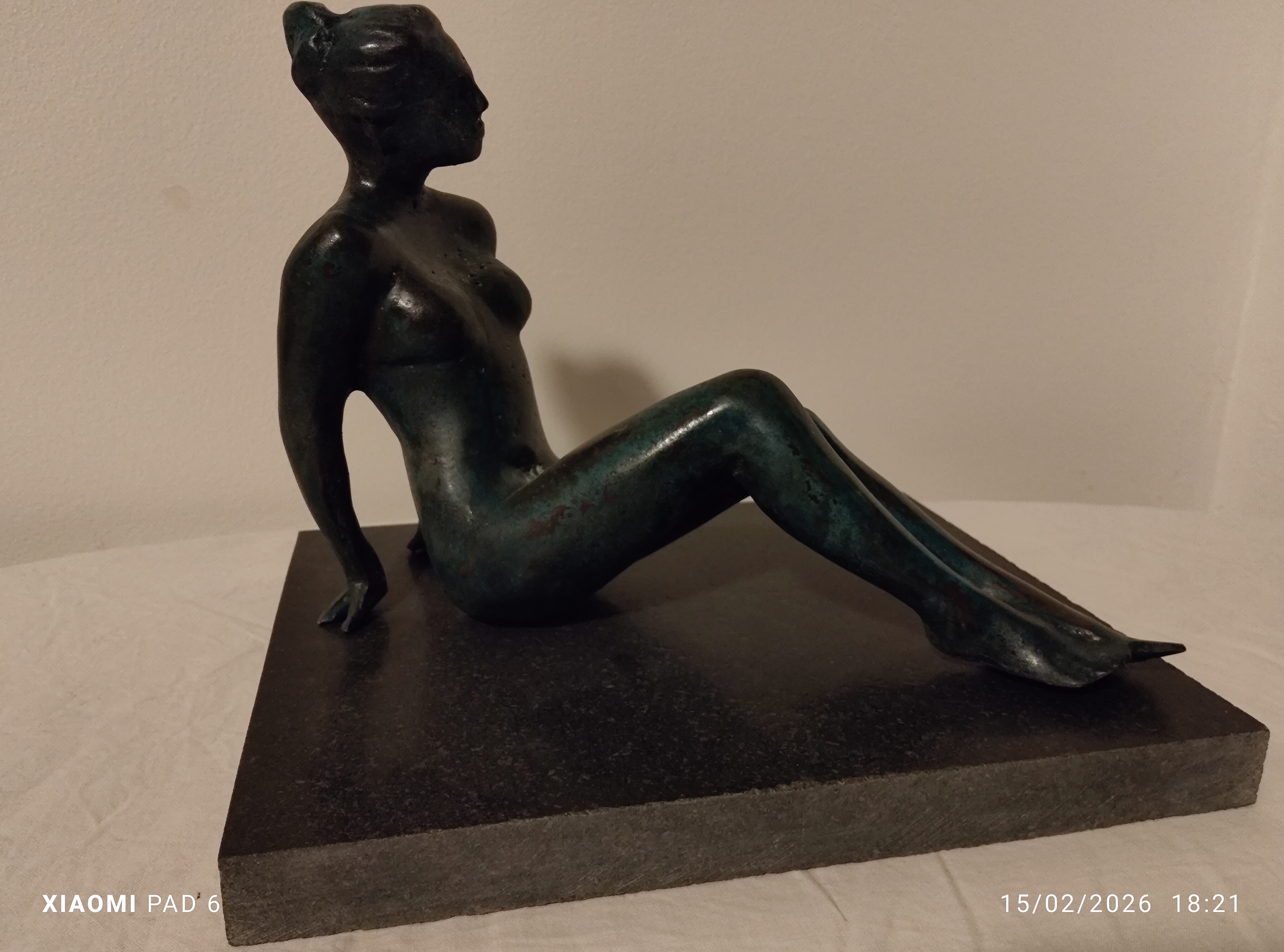Femme assise au sol (Aurore)2