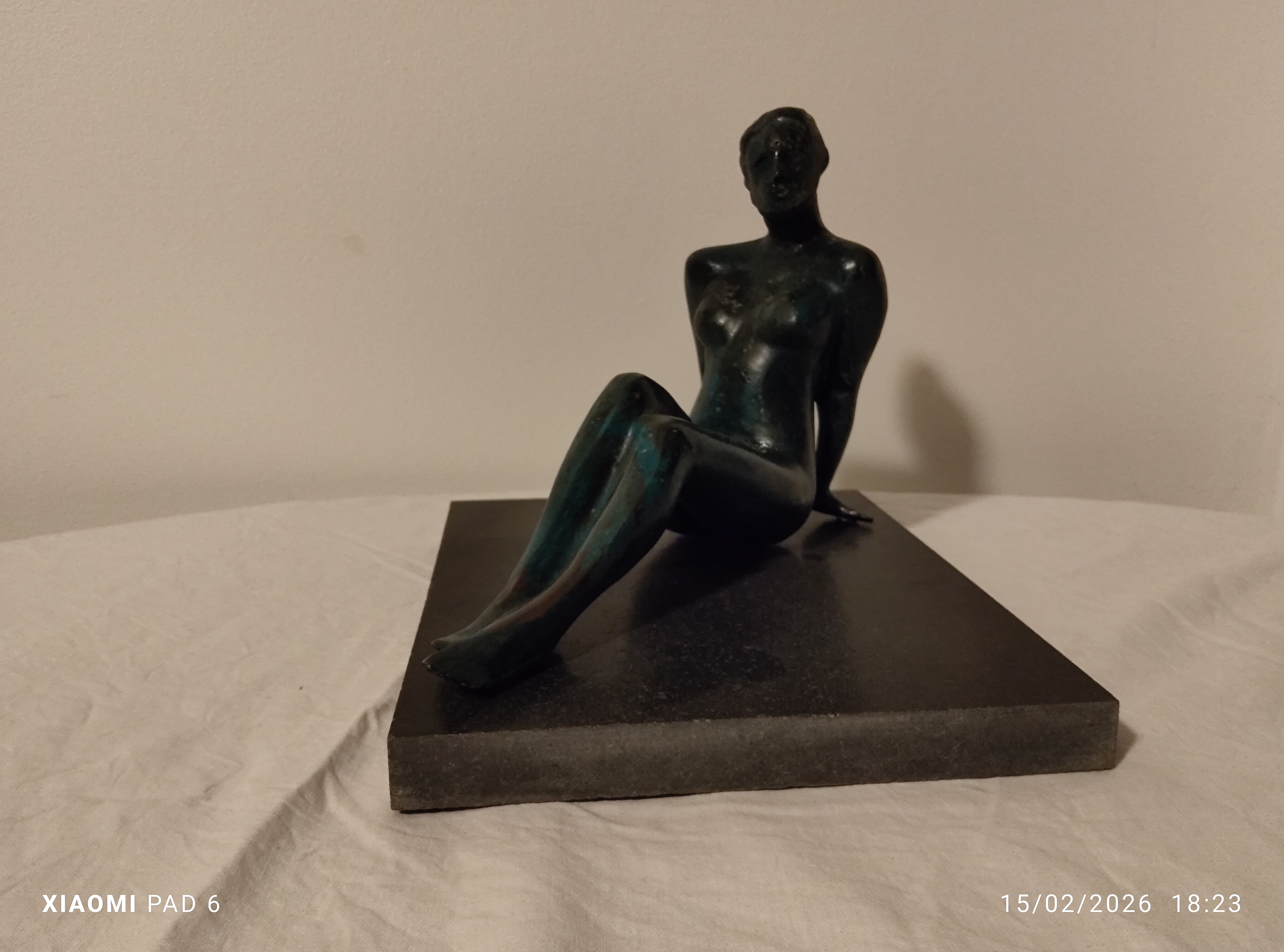 Femme assise au sol (Aurore)1