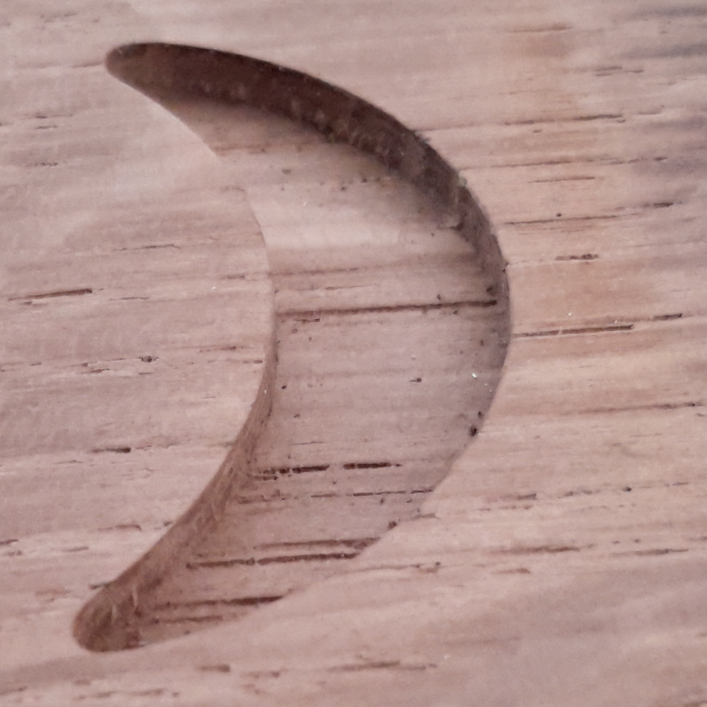 forme de lune gravée en poche